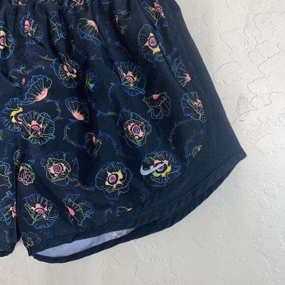 Nike dri fit black floral running shorts - Picture 2 of 5
